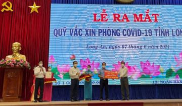 Trần Anh ủng hộ 5 tỉ cho Quỹ vắc - xin phòng Covid-19 tỉnh Long An