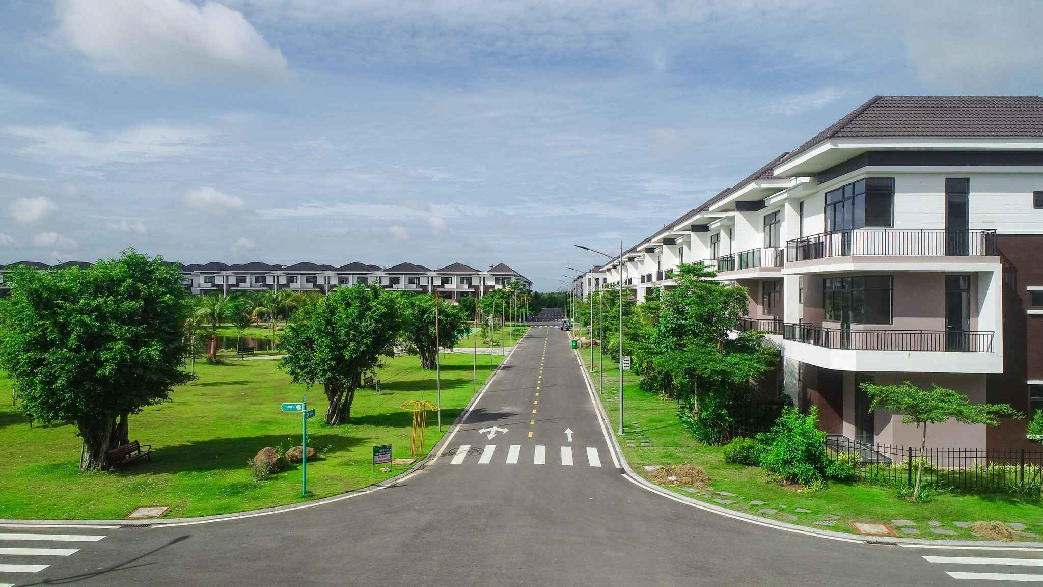 Nhà phố The Agula
